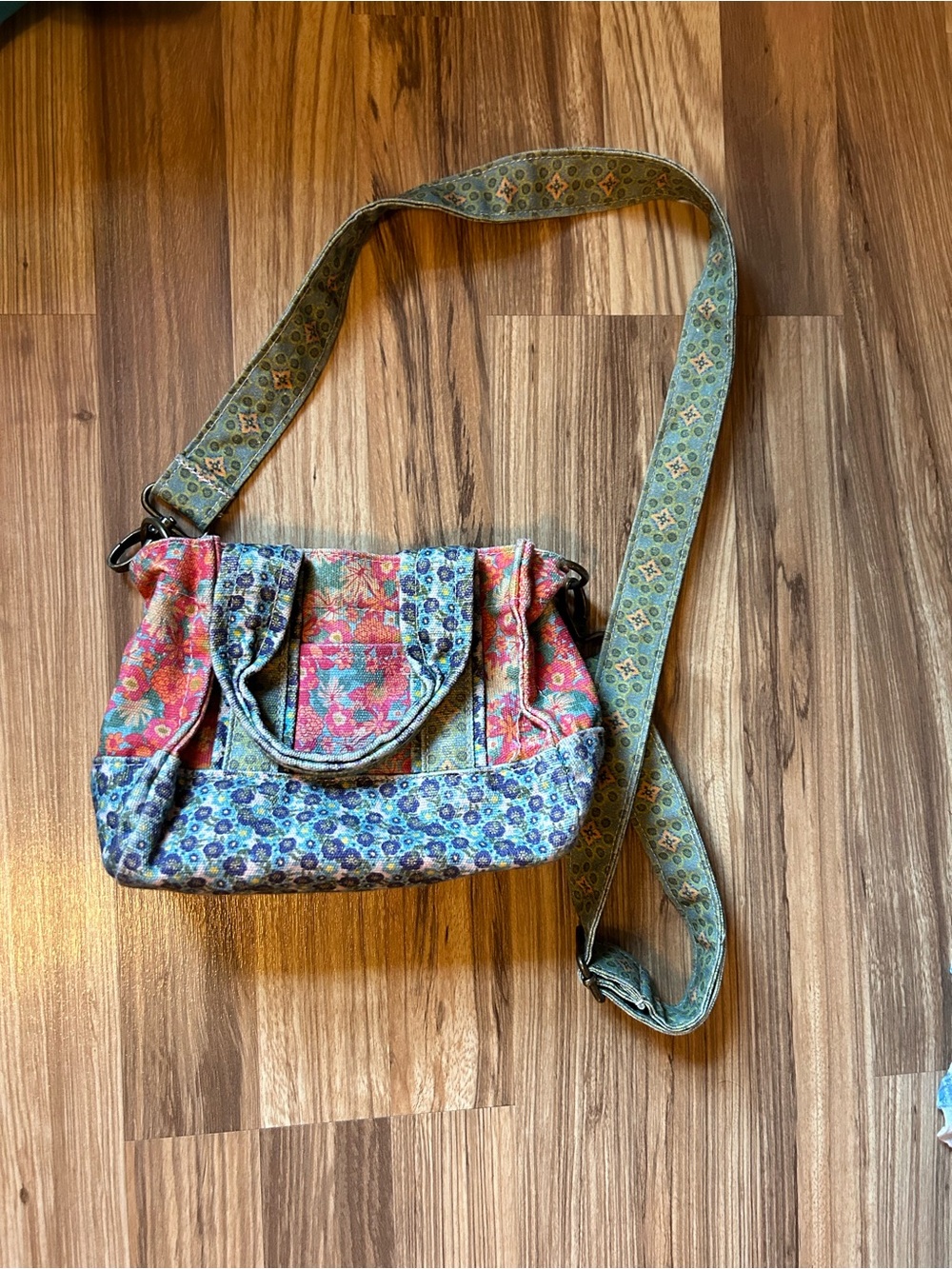 NATURAL LIFE Floral Patchwork Shoulder Bag in Red, Blue & Green